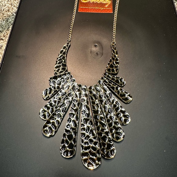 Priceless Queen Necklace - Picture 5 of 5